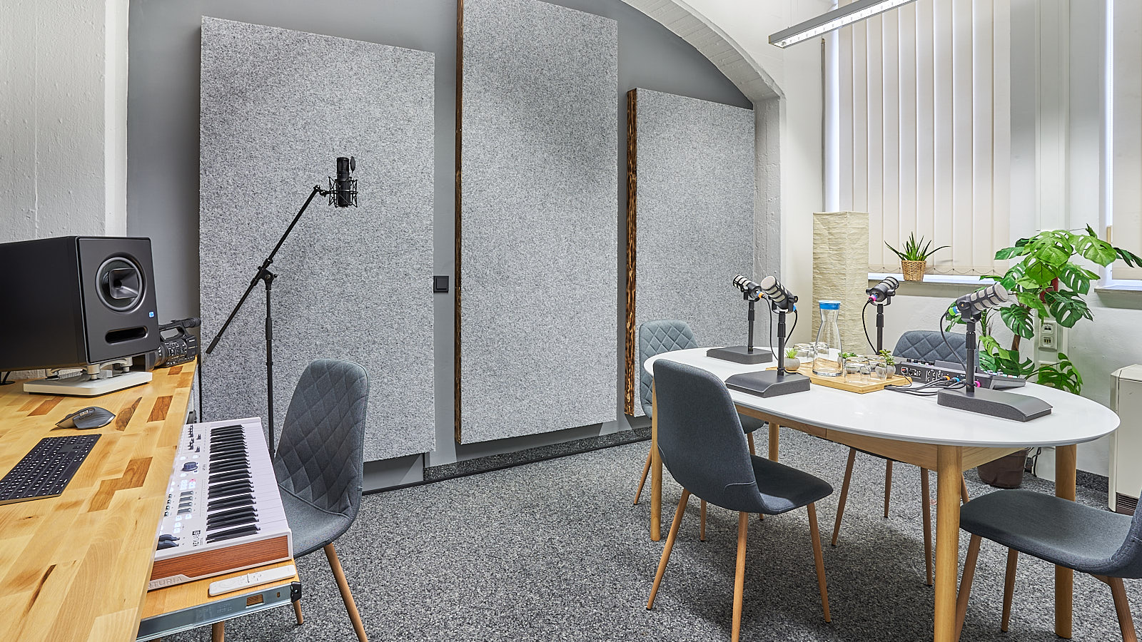 Blick in das Podcast Studio vom Eingang aus. 